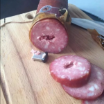 Ich habe in einer ganz normalen Wurst einen USB-Stick gefunden — zunächst dachte ich, es sei ein Versehen, bis ich nachsah, was darauf war.