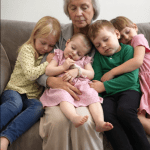 Mit 70 Jahren wurde ich nach dem Tod meiner Tochter zur alleinigen Vormundin meiner vier Enkelkinder, doch sechs Monate später erhielt ich ein Paket von meiner Tochter, dessen Inhalt mein ganzes Leben zerstörte.